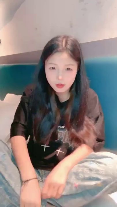 清纯尤物美少女，酒店炮友操逼，妹妹很听话，干净粉嫩小穴，抬起腿就是操，搞完跳蛋自慰