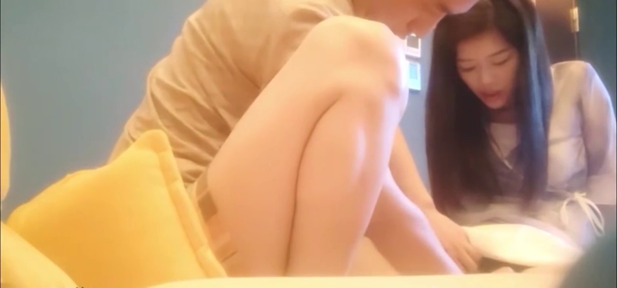 探访按摩店 正轨按摩店，掏出鸡巴给技师看，骑在身上按摩胸推，翘起屁股脱内裤