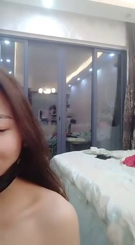 御姐范美女主播诱惑大秀 调暗光线全裸展示她的诱人胴体