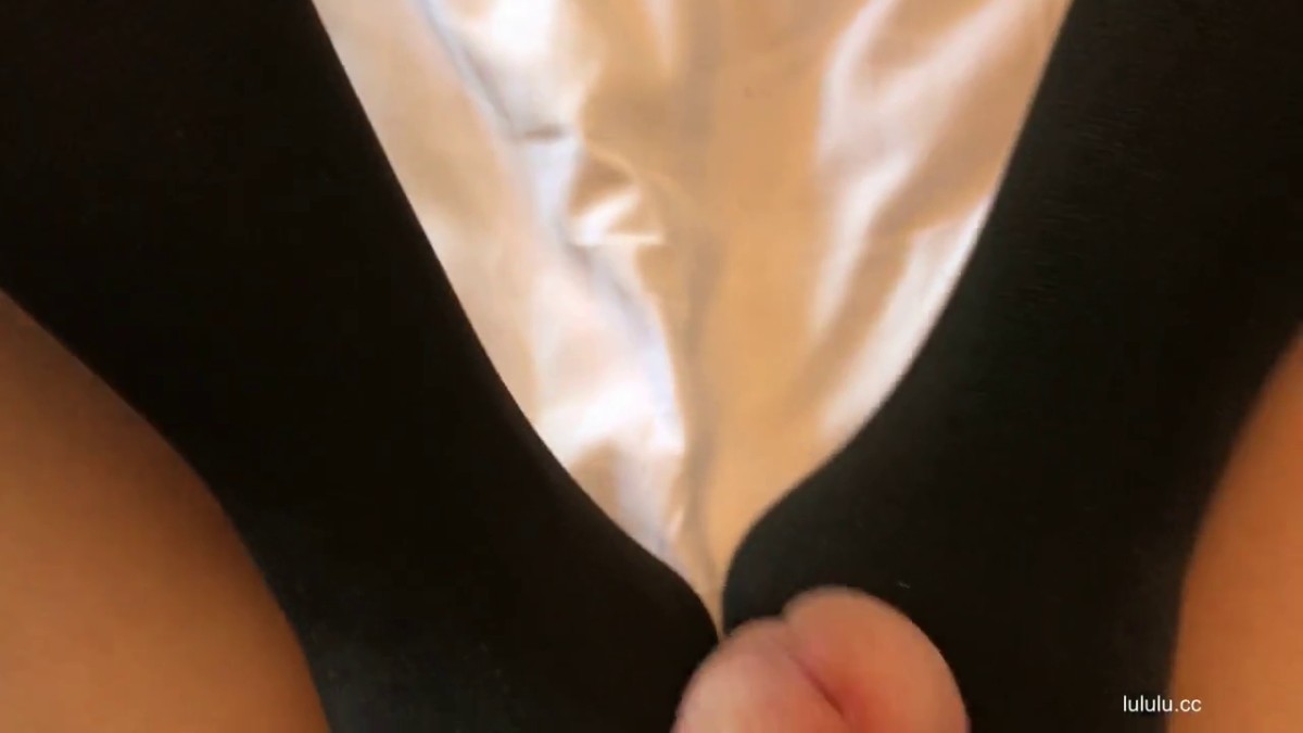 約拍的小妹 絲襪特別可愛 是個在校學生 開始脫個褲子都害羞 覺得不合適 害羞有什麼用最後還是草上她了