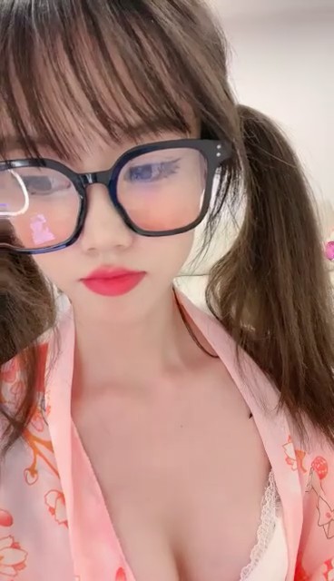 极品尤物【乔乔】颜值女神下海！剪刀修逼毛，超嫩美乳，修完毛自慰，掰开紧致小穴，边揉搓阴蒂呻吟