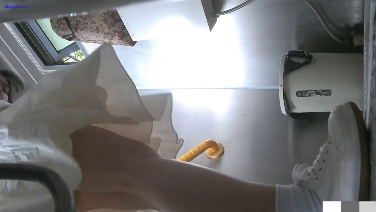 大神潜入大学女厕全景偷拍多位漂亮学妹各种姿势嘘嘘各种美鲍一一呈现