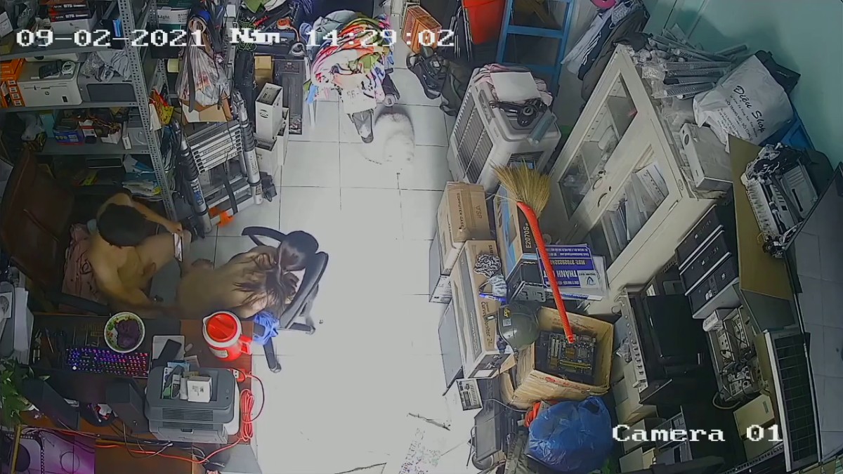 电脑耗材专卖店摄像头破解真实偸拍，小两口喜欢白天在店里转椅上性爱，又舔又抠边拍边干性福美满