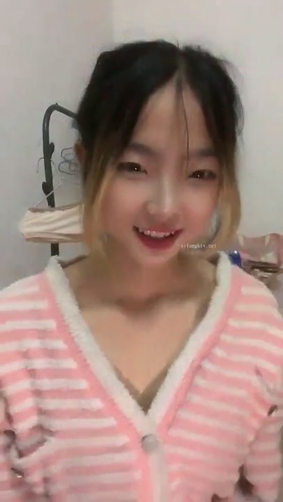 强烈推荐，【大一学生妹】，震惊18岁小学妹下海，清纯可爱，男友无套内射，小骚逼叫的惊天动地，身材一级棒！大一学生妹大一学生妹