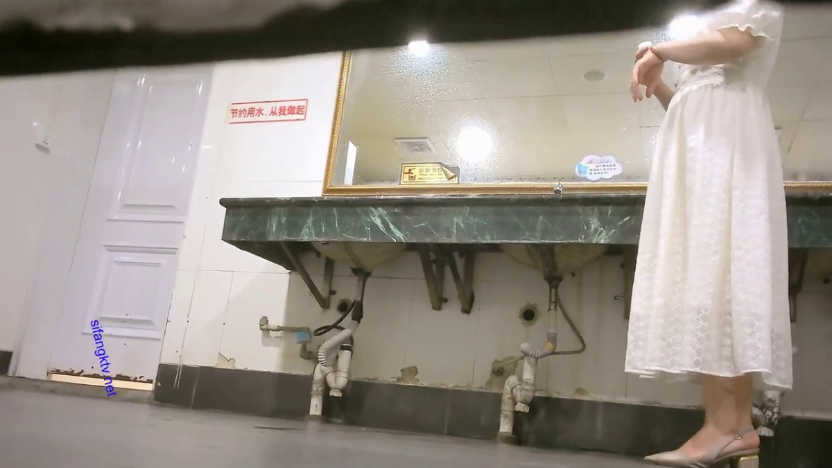 十二月最新流出私房厕拍大神隔墙有眼 酒店大堂女厕偷拍紧身瑜伽短裤的骆驼齿骚逼