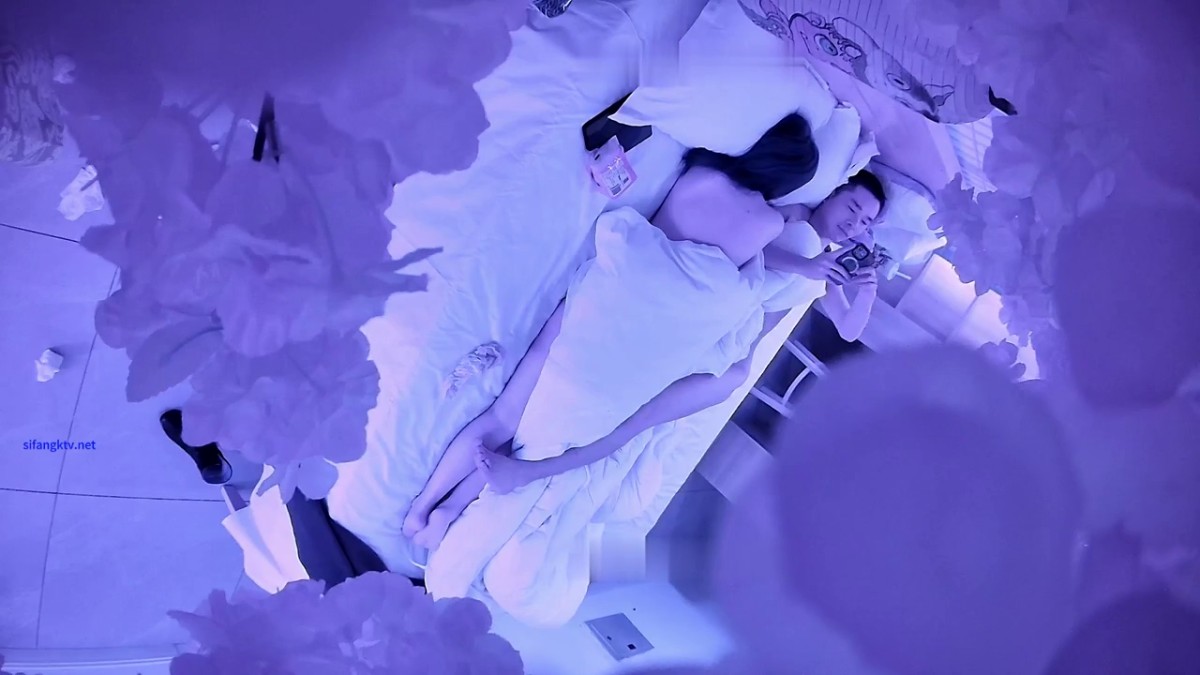 2023-12-28流出酒店偷拍 气质甜美女和被男友一边啪啪一边对着性器官拍特写