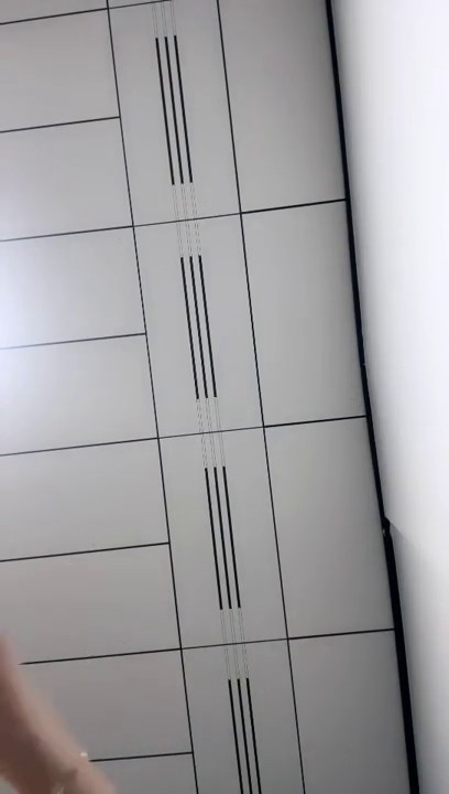 极品小妹深夜放毒跟狼友互动撩骚，听指挥全裸自慰揉奶玩逼，浪叫呻吟不止，特写展示骚穴抠逼尿尿真刺激