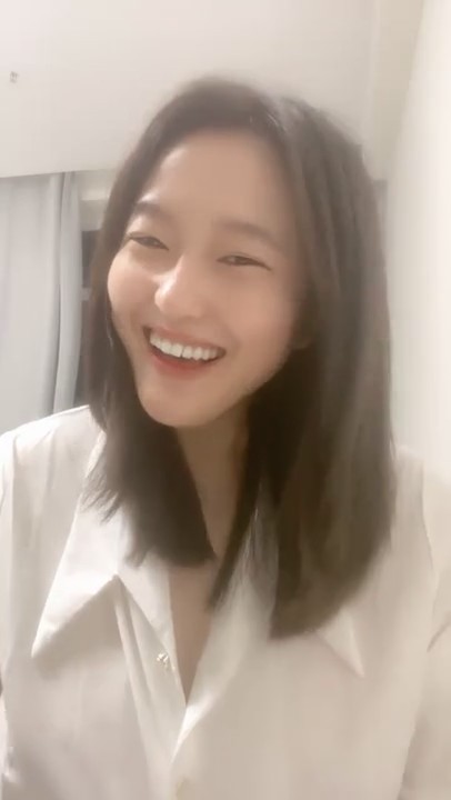 极品小太妹呻吟撩骚互动狼友激情小秀，听狼友指挥诱惑揉捏骚奶子，撅着屁股抹逼