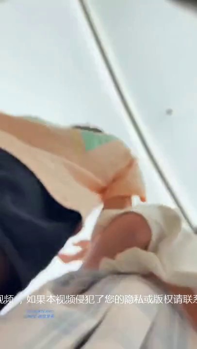 商城尾随偷窥Jk眼镜小姐姐