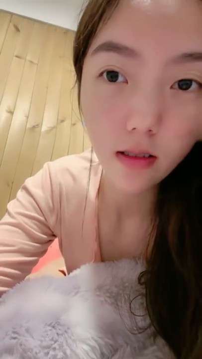 兄弟们，最正宗校花来了，超级嫩B，看着好像还是个处女，清秀脸蛋，慢慢就摸出水来了