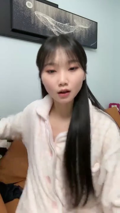 甜美的校花女神，露脸丝袜情趣性感的逼毛，粉嫩多汁的骚穴，揉奶玩逼道具抽插，呻吟可射，跟狼友互动真刺激