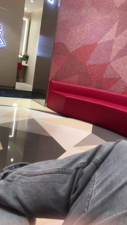 美女如云餐饮店大神躲藏女厕逼脸同框偸拍数位小姐姐方便