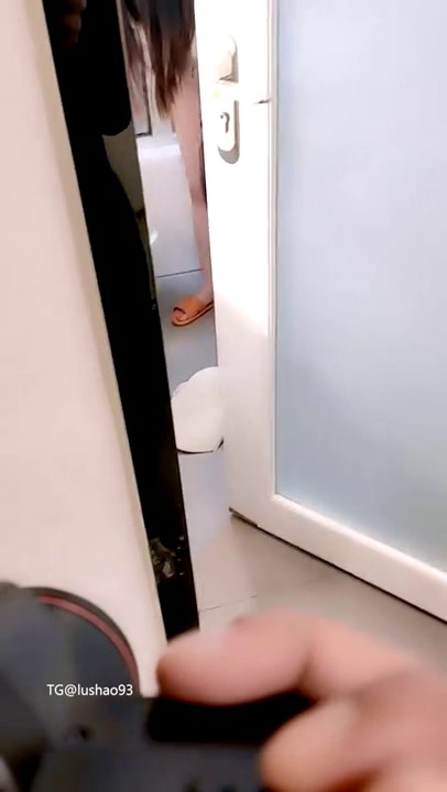 2023.12.20，【模特写真拍摄丶探花】，重金2000一小时，约19岁学生妹兼职模特私拍胴体