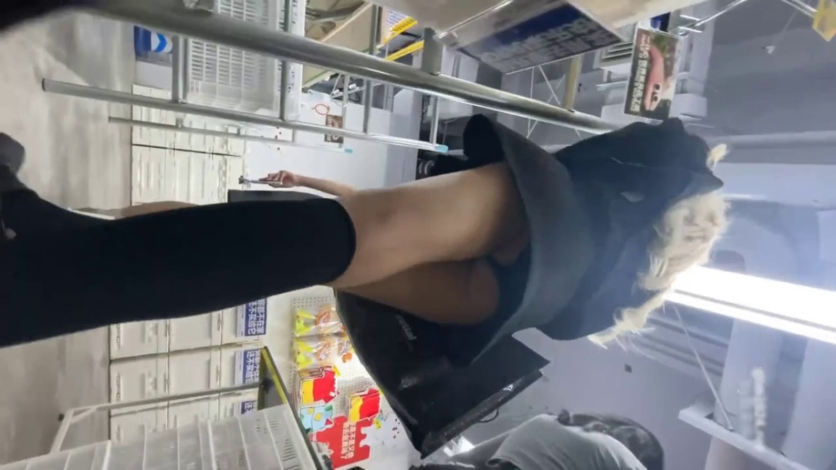 大神街头尾随偷拍 两个性感短裙美女裙底风光上电梯的时候尝试掀裙摸