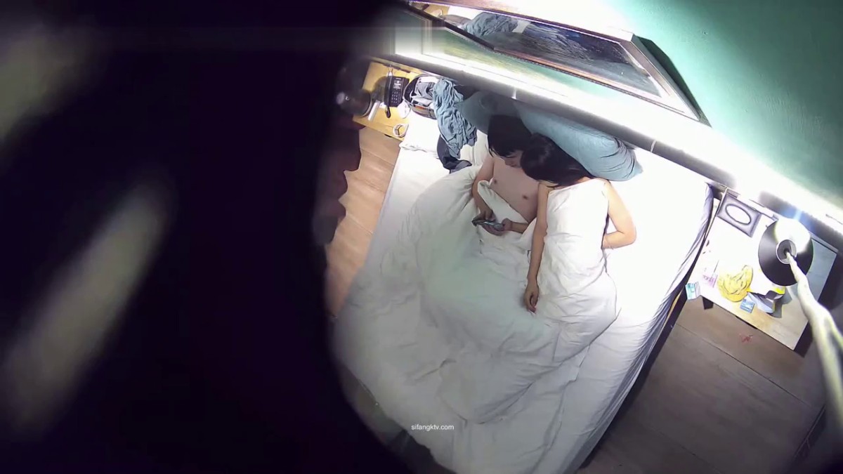 小伙带着漂亮女友开房鸡巴硬不起来两三分钟就完事了