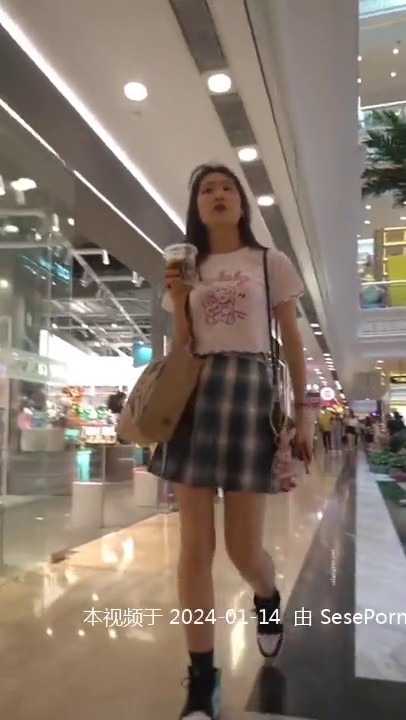 大神尾随Jk偷窥漂亮小姐姐