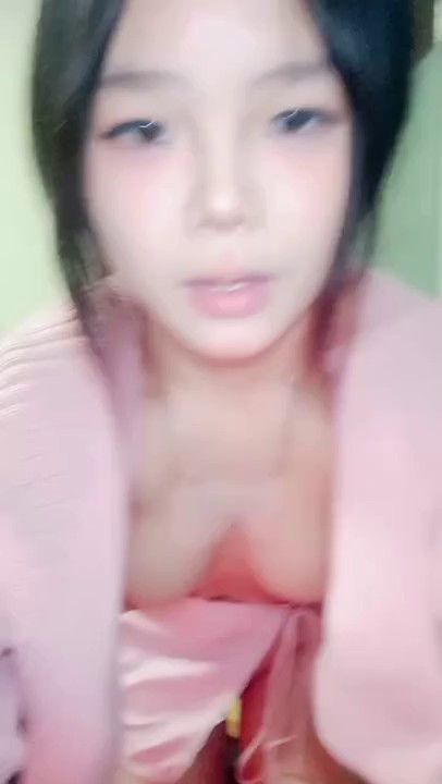 极品尤物美少女！新人妹妹近期下海！解开衣服热舞诱惑，粉嫩微毛嫩穴，张开双腿特写，道具磨蹭小穴