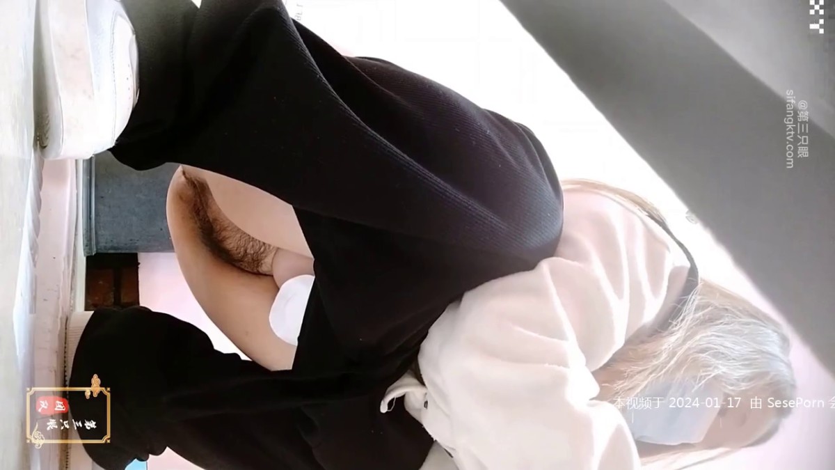 商场女厕偷拍白衣黑裤美女 稀疏穴毛 肥美的嫩鲍鱼