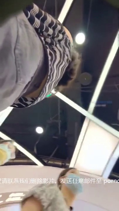 大神尾随偷窥眼镜大姐鲍鱼