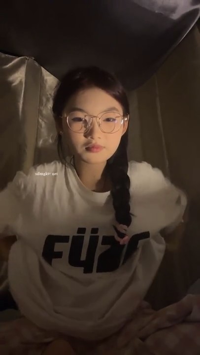 推荐！正宗大学生，宿舍偷偷脱光，【摇摇瑶】，随着道具的插入，身体不自主的颤抖起来，紧张刺激瑶瑶