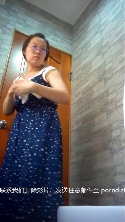 原版野狼偷拍全景71期 用嘴叼着纸巾的小妹鲍鱼好肥美-71 (5)