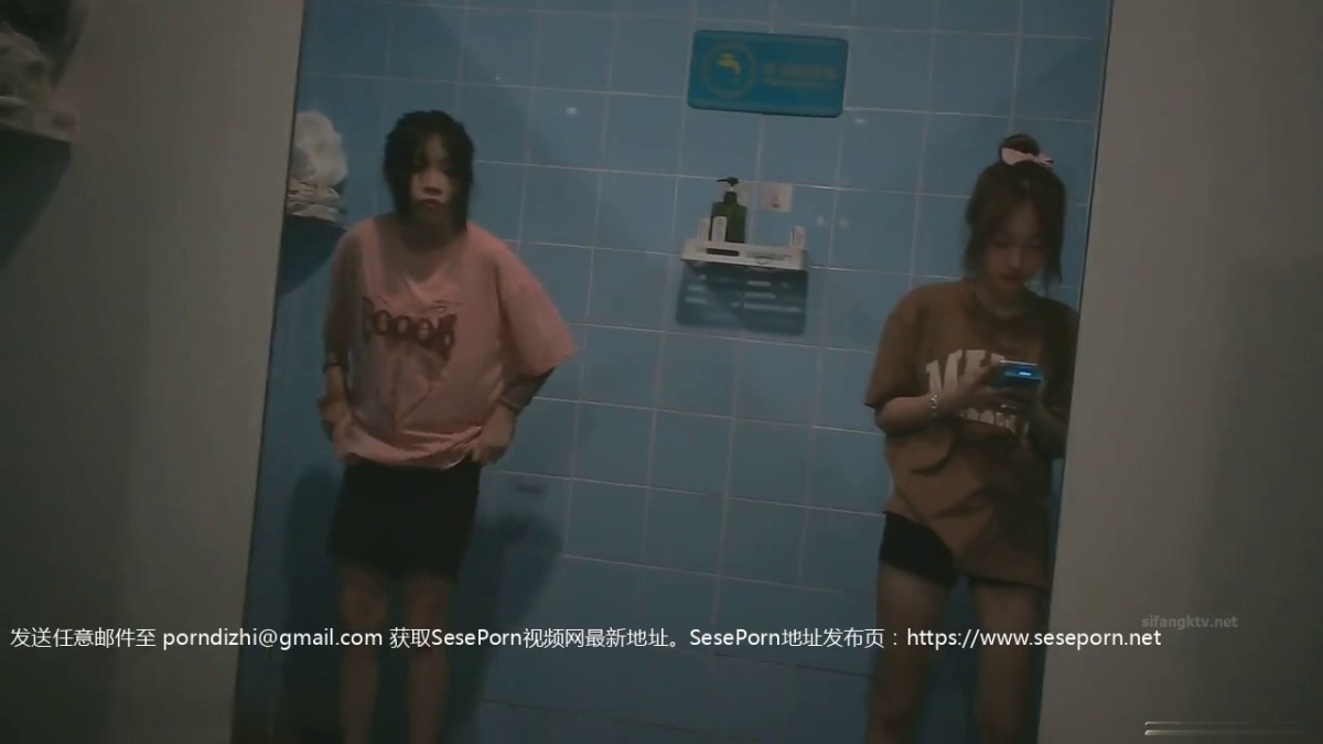 新流出偷拍大神潜入国内某水上乐园 偷拍各种美女浴室换衣洗澡-7