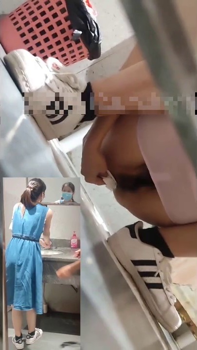 网吧女厕多角度偷拍多位美女各种姿势嘘嘘