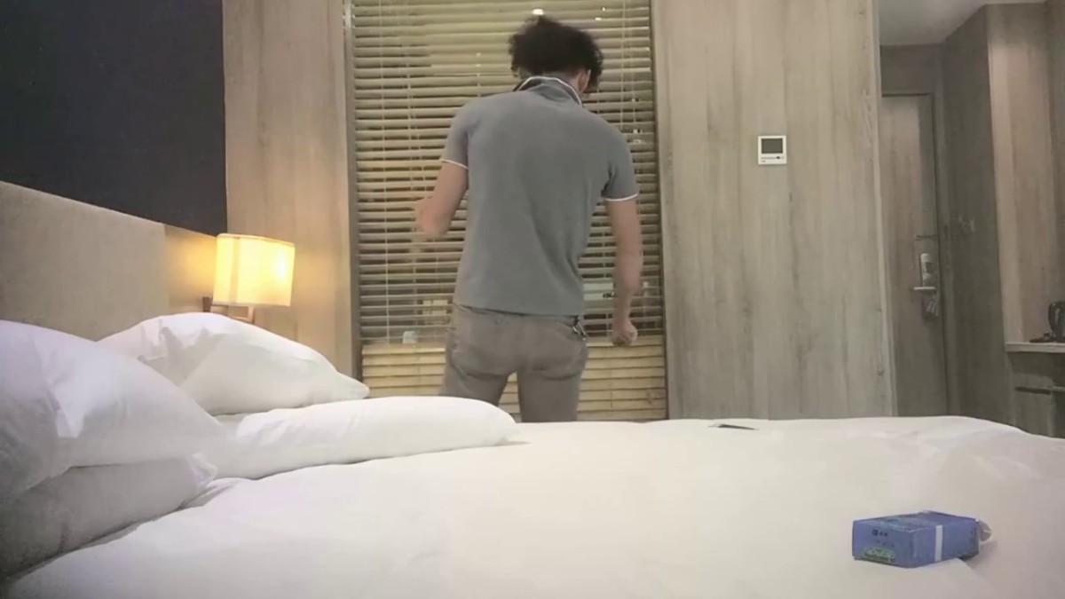 -漂亮清纯小姐姐 抹的油 你怕我没水吗 等一下你轻一点 啊啊哥哥不要不要 被大鸡吧操的哥哥叫不停漂亮清纯小姐姐