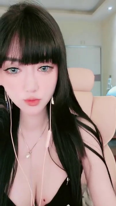 极品尤物网红女神！白丝袜性感美腿！多毛骚逼双指扣弄，震动假吊慢慢插入，喜欢自己玩，搞的很舒服