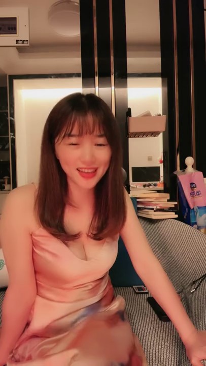 -气质尤物性感美女！难得收费房大秀！镂空情趣装，掏出白嫩大奶揉捏，揉搓骚穴，娇喘呻吟翘起屁股.