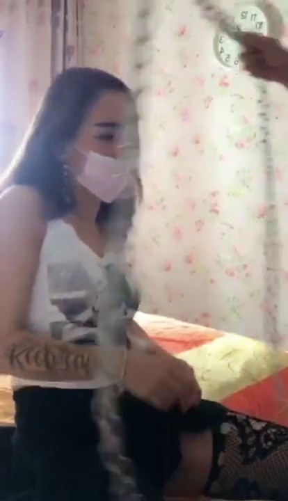 黑丝短裙漂亮美女剧情演绎没穿内裤的儿媳妇被公公绑起来操,大叫：父子俩都把我给操了,不要啊,好大射到里面啊!