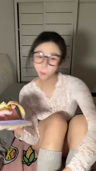 漂亮苗条小姨子约会姐夫，爱抚舌吻互舔边缠绵边脱太真实，娇小身材抱起来猛搞还有语言刺激，内射妹子欲仙欲死