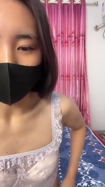 极品尤物网红美女！性感身材白色衬衣！扭腰摆臀脱光光，多毛骚逼流淫骚，近距离特写揉搓诱惑