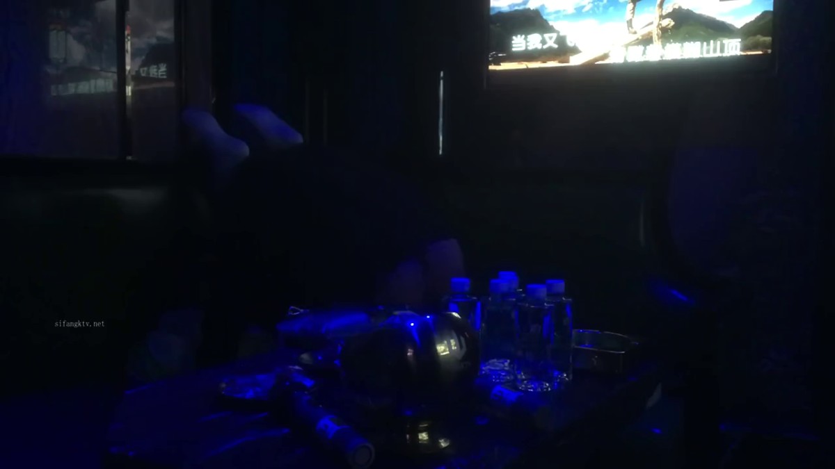 -2024年2月，人气泡良大神【狮子座】，高三学妹KTV喝醉操，给了1000块去宿舍搞，主动自拍私密角度