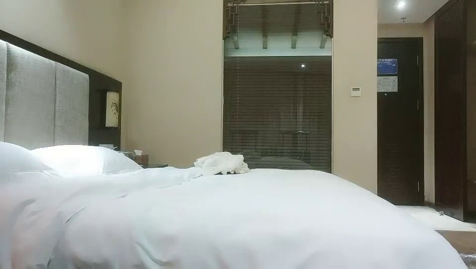 一代炮王，疯狂的做爱机器，【山鸡岁月】，完整版未流出，2000忽悠足浴店年轻妹子开房，白嫩苗条好久没做很饥渴