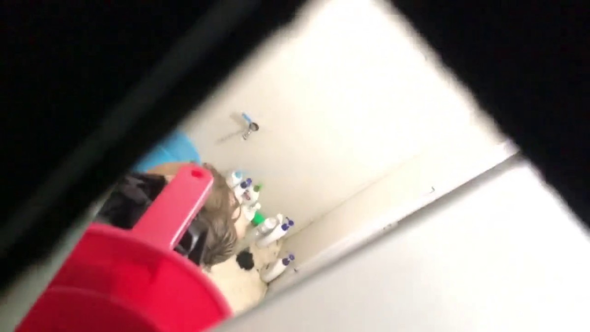 胆大牛人晚上潜伏浴室窗外近距离偷窥几个打工妹洗澡大奶妹一边洗澡一边和朋友发信息