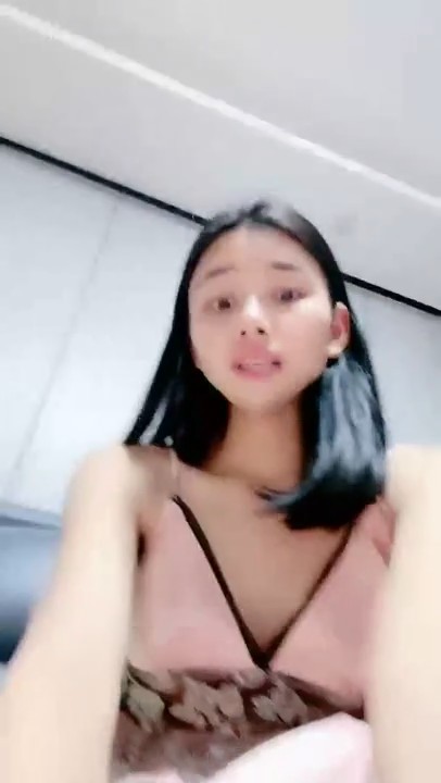 24年新流出，清纯学生妹，【升级版武圣】，大大的眼睛，修长苗条的身材，洗澡撒尿自慰一条龙展示