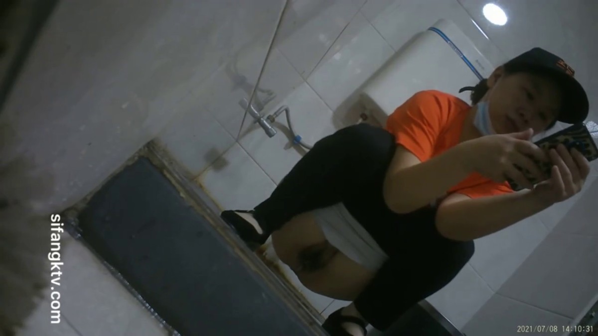 大神潜入镇上路边饭店女厕 偷放设备偷拍员工和顾客尿尿