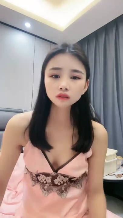 2024年新流出，清纯学生妹，大大的眼睛，修长苗条的身材，洗澡撒尿自慰一条龙展示