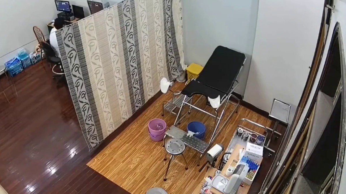 熟女人妻 在私人妇科诊所偷情男医生 被无套内射 再免费检查一下骚逼顺便清理