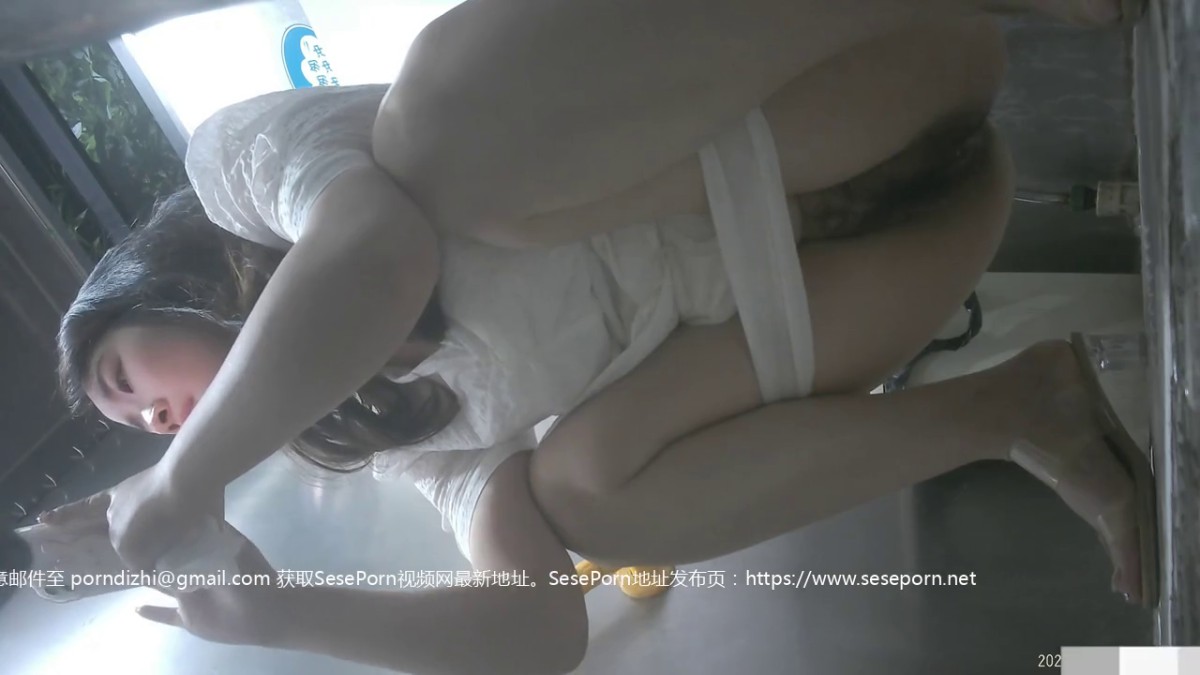 高价购买的师范学院女厕全景偷拍青春靓丽的女大学生尿尿