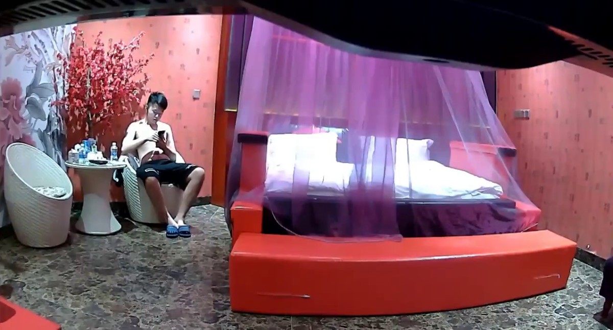 情趣酒店豪华大房偷拍小帅哥和连衣裙女友开房激情