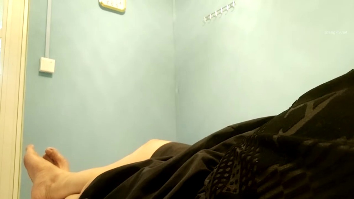 横扫街头炮王，按摩店里玩擦边，鸡巴磨磨蹭蹭插进去，水汪汪的骚妇们欲拒还迎