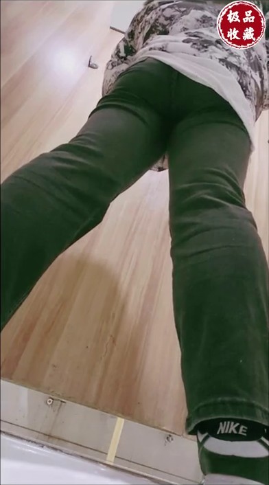 -2024年2月，【厕拍学生妹回馈粉丝福利】，超级可爱学生，全景前拍后拍，闯拍，带生活照网红主播，白虎嫩妹