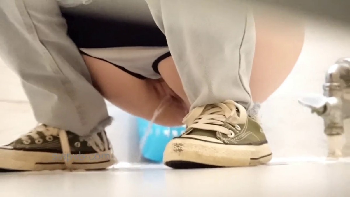 -极品厕拍！商场珠宝首饰区女厕大胆偸拍，各种制服气质女人来方便，丝袜高跟美鲍应接不暇，近景特写绝对炸裂