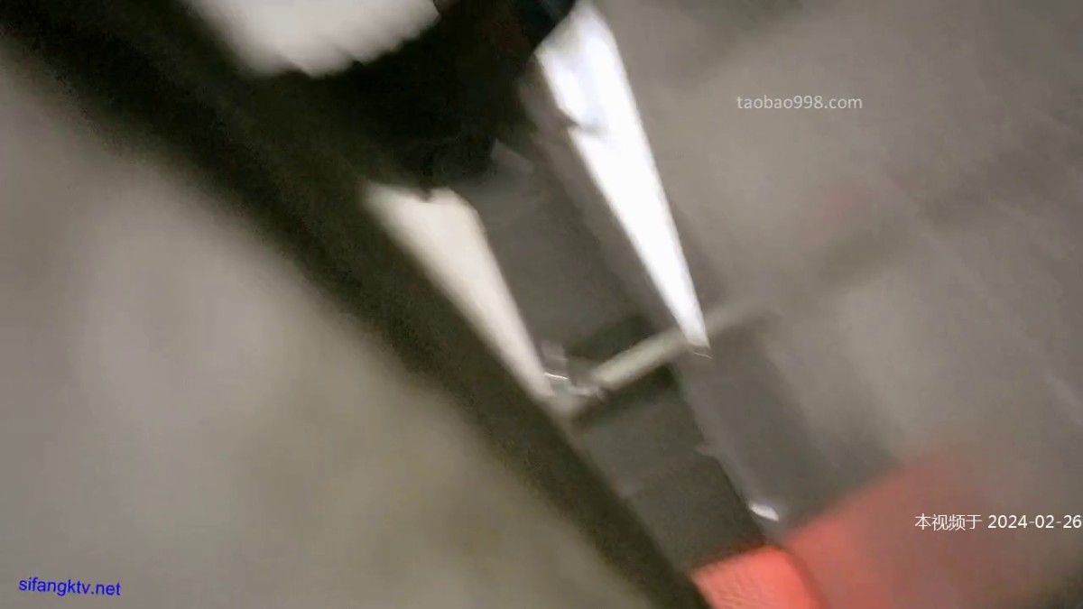 极品厕拍！美女如云服装城坑神逼脸同框偸拍数位漂亮小姐姐方便，亮点多多，颜值小妹干燥使劲拉面目狰狞最后用手抠出来