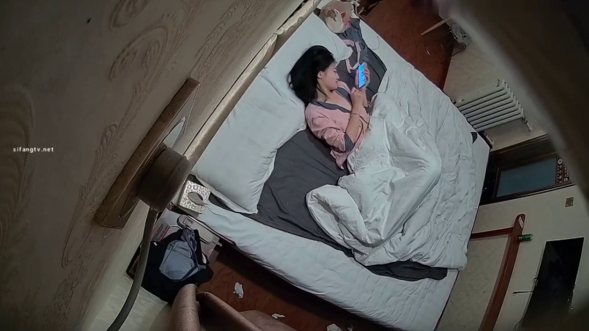 《监控破解》小伙带着极品女友小旅馆开房各种姿势啪啪