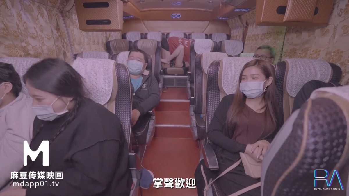 【极乐观光车】导游鲸吞女游客 观光车疯狂猛干 白嫩巨乳女游客的高潮体验地点竟在众多游客面前 高清720P原版首发