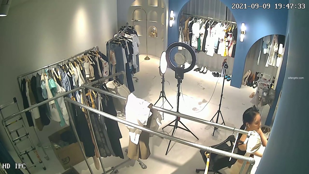 【超稀缺  破解摄像头】极品身材小姐姐卖货直播间更衣性感展示 身材超好还露胸 内衣内裤非常性感 非常精彩 高清720P版