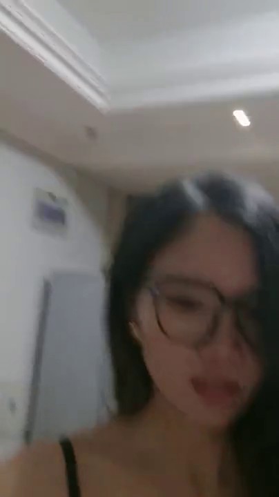 黑框眼镜骚母狗！黑丝高跟鞋御姐范！半脱内裤道具插，骑乘位上下套弄，表情很是淫荡，娇喘呻吟骚话不断